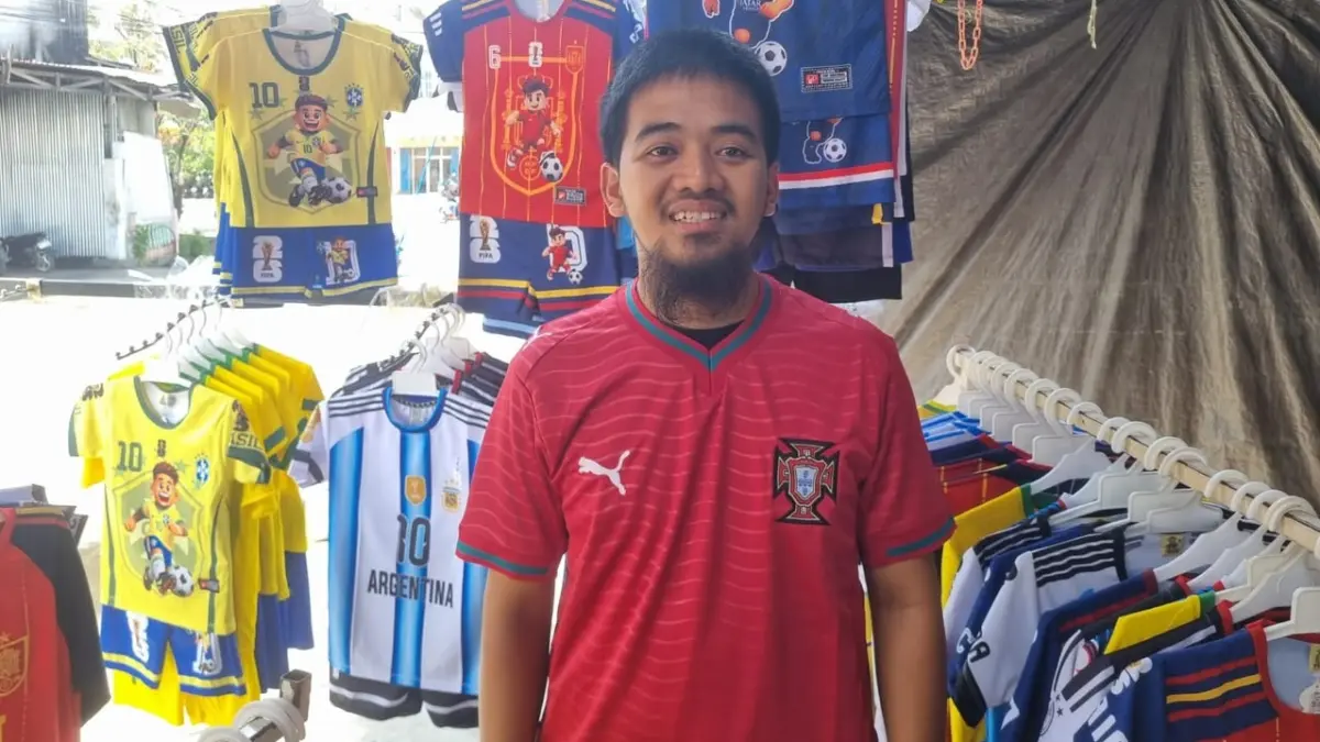 pedagang jersey di Toko Fatinah Shop, Jalan Danau Lindu, Kompleks Palu Plaza, Abid Al Faruq, mengatakan, sejak euforia Piala Dunia kembali terasa, minat masyarakat membeli jersey meningkat cukup signifikan.