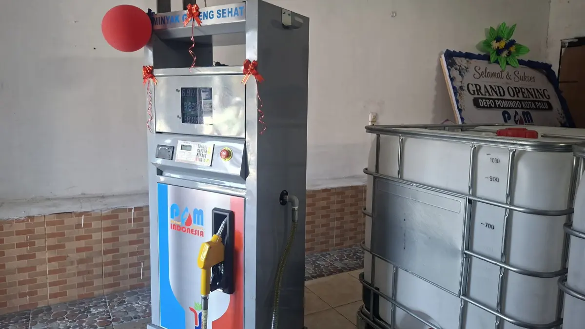 Tangki penampungan dan mesin pengisian minyak goreng curah di Depo POMINDO Kota Palu. Pengelola mengklaim pasokan berasal langsung dari pabrik sehingga kualitas terjaga dan harga lebih kompetitif. Foto: Annisa Tri Yusnida/Radar Palu.
