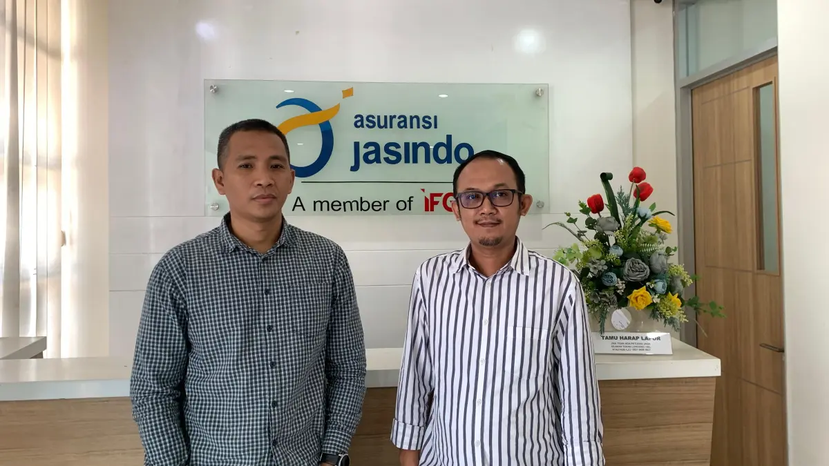 Branch Manager Jasindo Cabang Palu, Agus Hendra Rangi didampingi oleh Staff Jasindo Palu, Makbul Fikry pada Kamis (2/7/2026).(Rina Abd Halik)