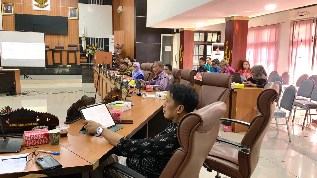 Plt Sekretaris Bapenda Kota Palu, Syarifudin, menyampaikan realisasi penerimaan Pajak Kendaraan Bermotor saat rapat Banggar DPRD Kota Palu, Kamis (2/7/2026). Foto: Annisa Nurul Wibdy/Radar Palu 