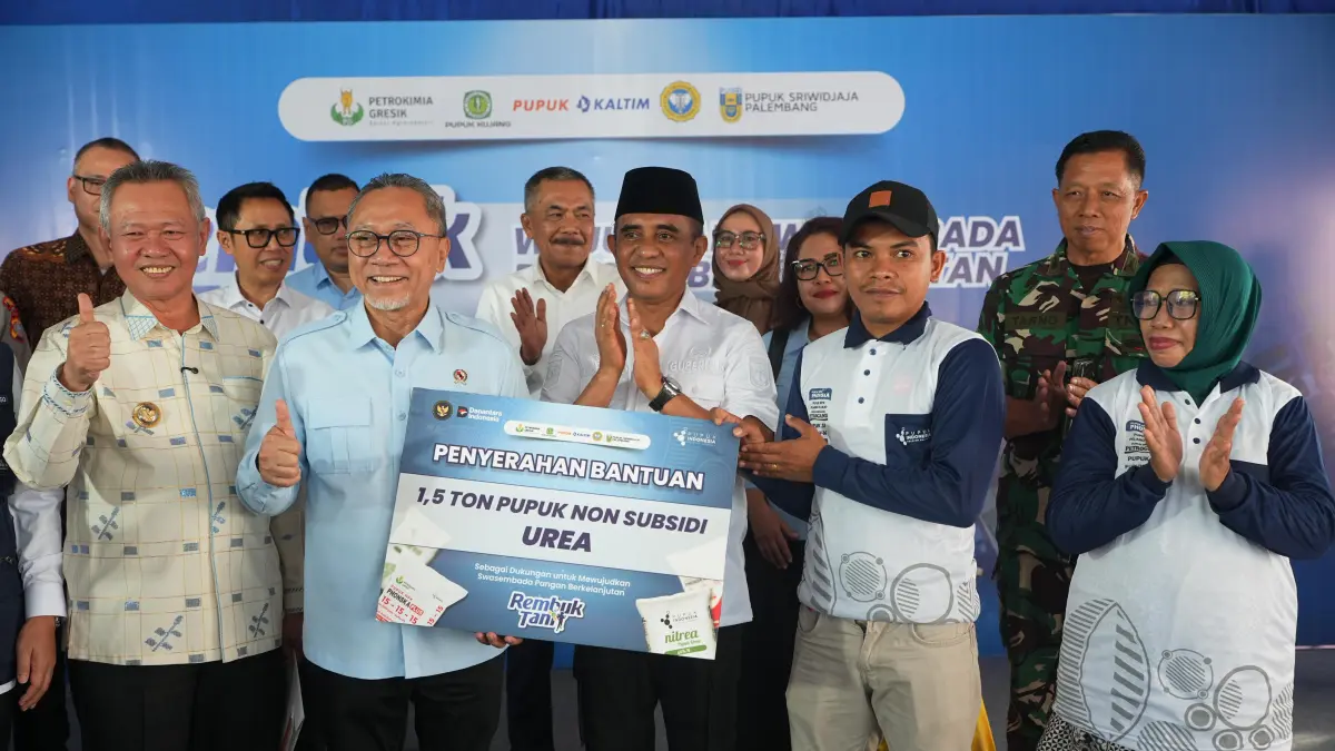 Menko Bidang Pangan Zulkifli Hasan didampingi Gubernur Sulawesi Tengah Anwar Hafid menyerahkan bantuan pupuk kepada kelompok tani saat Rembuk Tani di Kabupaten Sigi, Sabtu (4/7/2026). Foto: Istimewa