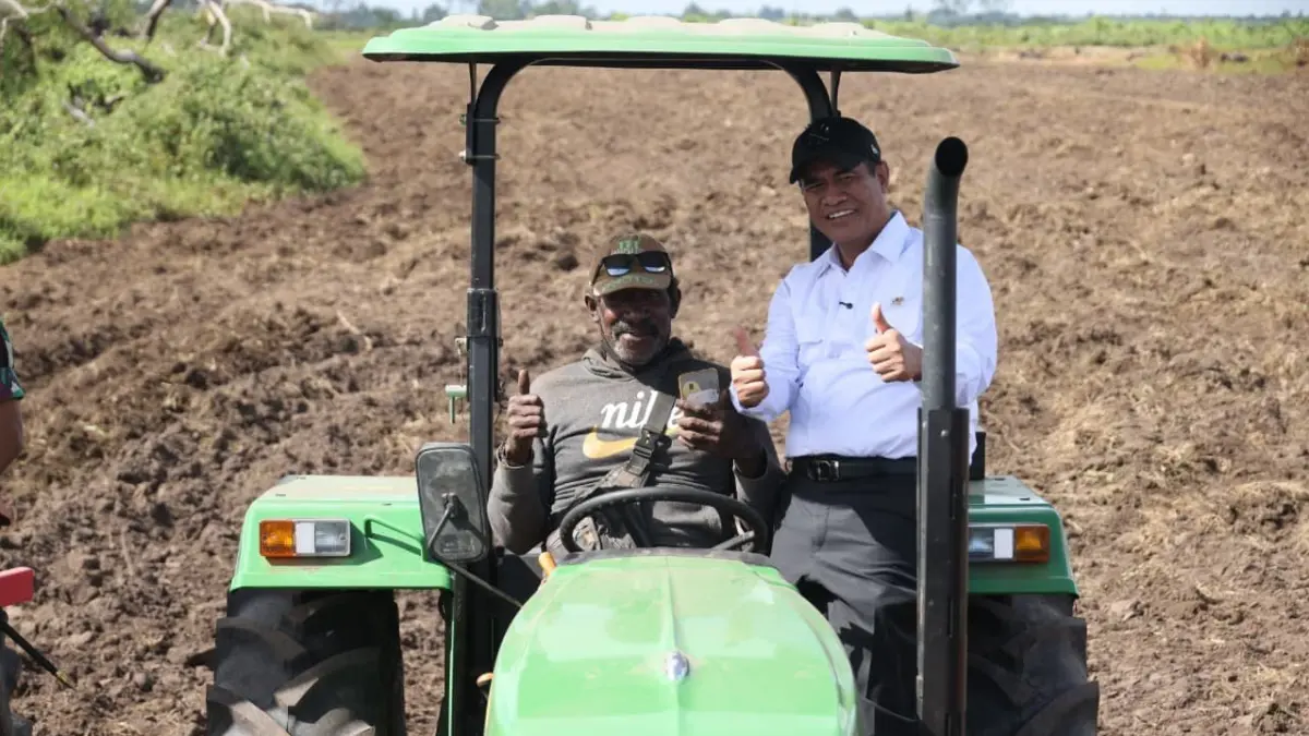  Menteri Pertanian (Mentan) Andi Amran Sulaiman melakukan tanam padi bersama petani di Desa Waninggap Kai, Kecamatan Semangga, Kabupaten Merauke, Papua Selatan, Sabtu (4/7/2026). 