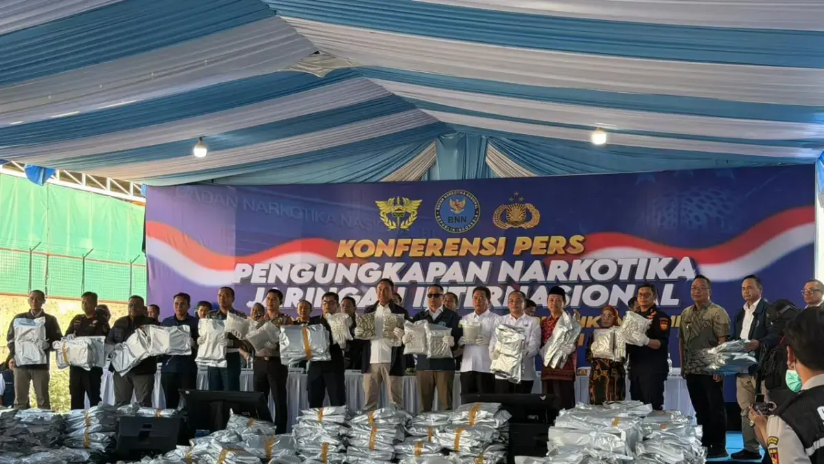 Petugas gabungan BNN dan Bea Cukai menunjukkan barang bukti ganja seberat 3,37 ton yang disita dari jaringan penyelundupan internasional melalui Pelabuhan Tanjung Priok. Foto: Istimewa 