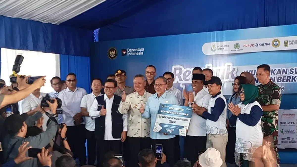 Menko Bidang Pangan RI Zulkifli Hasan menyerahkan bantuan pupuk secara simbolis kepada petani saat kegiatan Rembuk Tani Pupuk Indonesia di Palu, Sabtu (4/7/2026). Penyerahan tersebut menjadi bagian dari upaya pemerintah memastikan ketersediaan pupuk sebelum musim tanam. FOTO: AGUNG/RADAR PALU