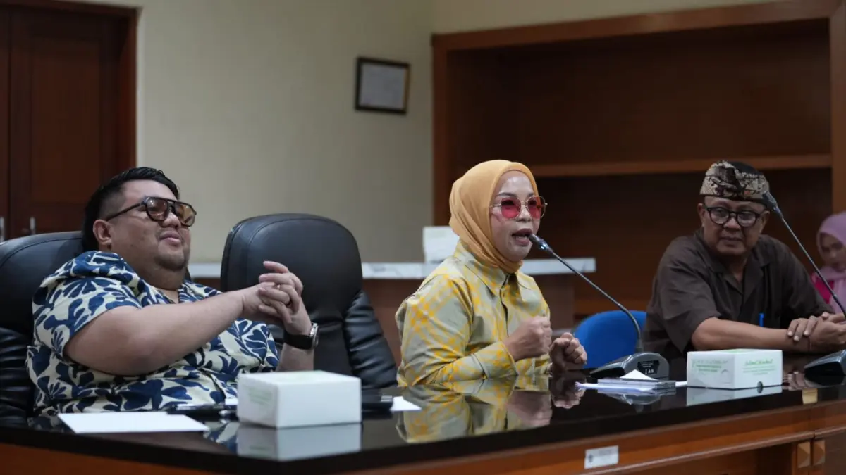 SAMBUTAN: Waket I DPRD Sulteng, Hj. Arnila Moh. Ali, saat memberikan sambutan di hadapan Pemprov Bali, tentang bagaimana upaya Pemprov Sulteng nanti akan belajar memahami pembangunan budaya lokal.(FOTO: HUMAS DPRD SULTENG/RADAR PALU). 