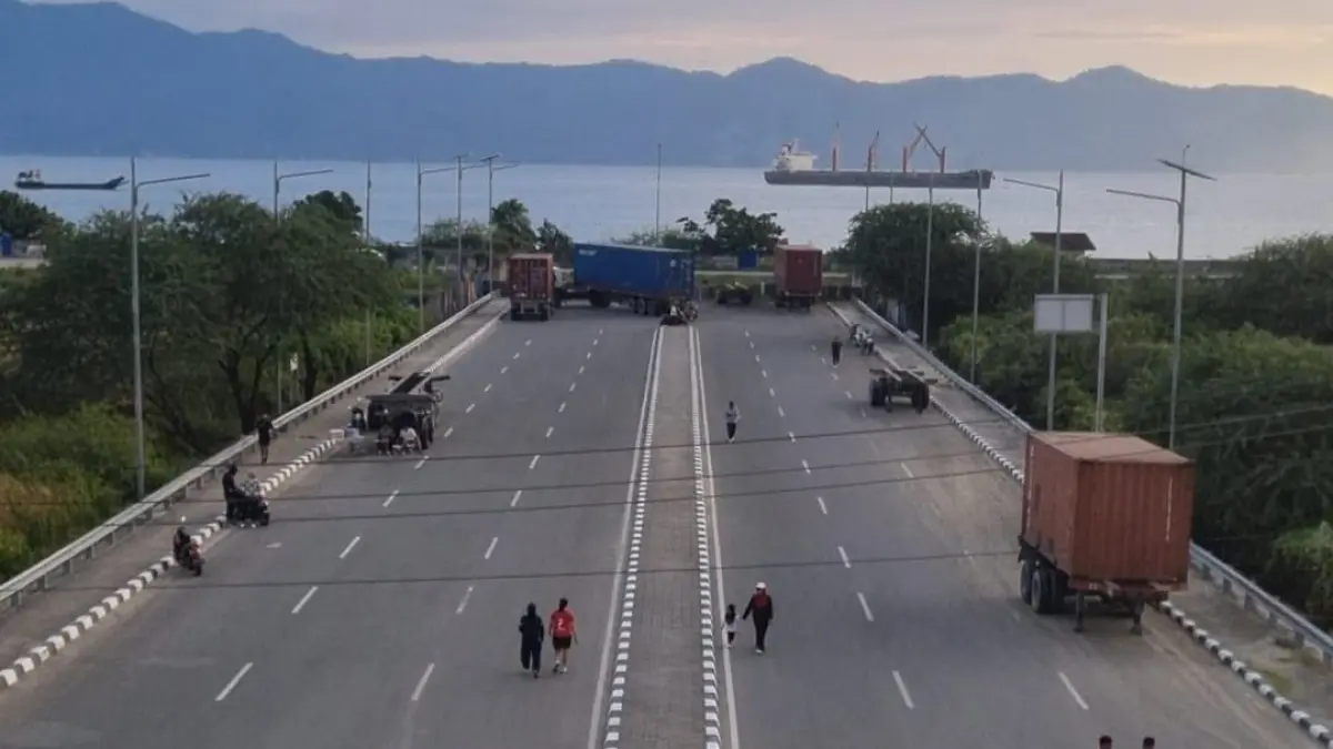 Warga manfaatkan kawasan Flyover Pantoloan, Kota Palu, untuk jogging, bersepeda, berjalan santai, hingga mengikuti senam sebagai bagian dari upaya menjaga kebugaran tubuh. Foto: Moh Fatahilah/Radar Palu&nbsp;