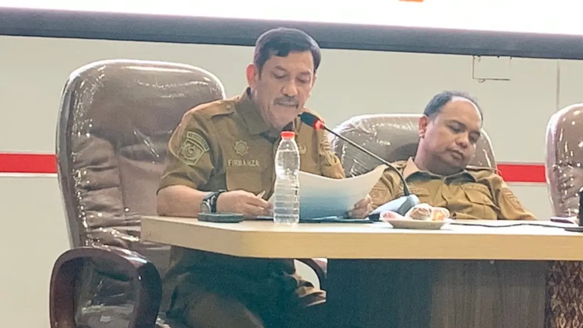 Kepala Dinas Pendidikan Provinsi Sulawesi Tengah, Drs. H. Firmanza DP, memaparkan capaian Program BERANI CERDAS, termasuk data 15 sekolah swasta yang memilih tidak bergabung dalam Program Bosda, di Ruang Nagana Kantor Bappeda Provinsi Sulawesi Tengah, Senin (6/7/2026). Foto: Annisa Wibdy 