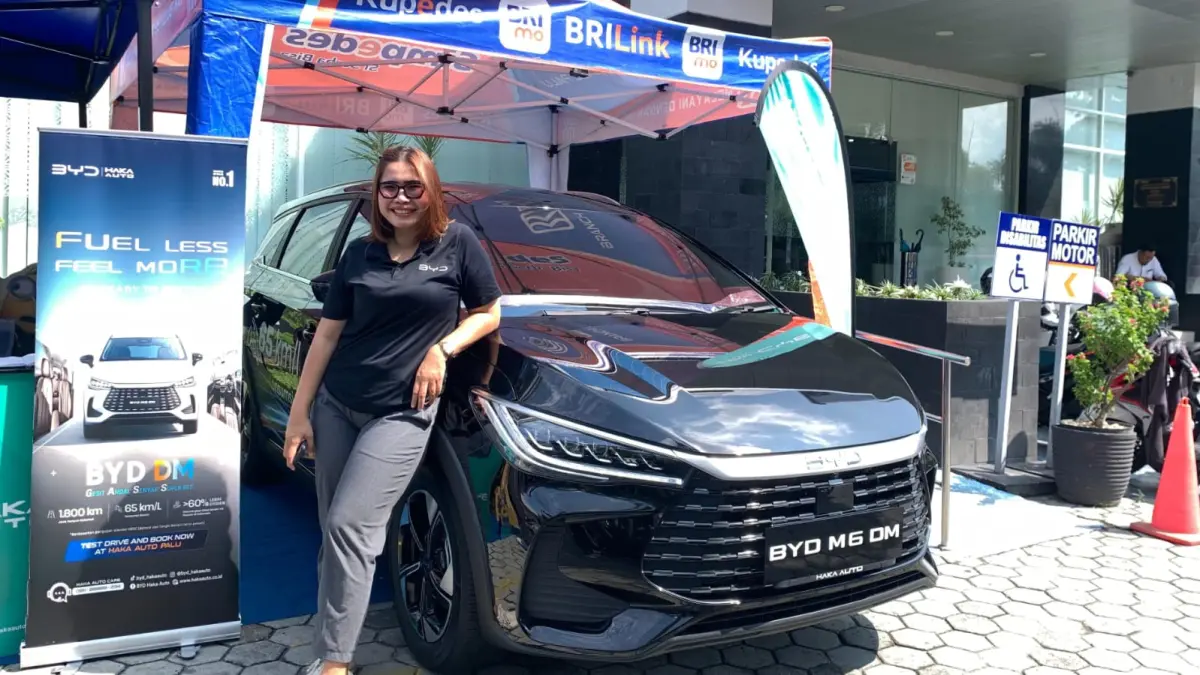 BYD Haka Palu pamerkan produk M6 DM dalam BRI KKB National Mini Expo 2026 di BRI Kantor Cabang Palu pada Senin (6/7/2026).(RINA ABD HALIK)