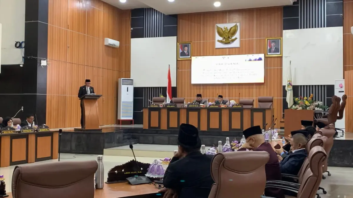 DPRD Kota Palu memulai pembahasan Ranperda Pertanggungjawaban Pelaksanaan APBD Tahun Anggaran 2025 dalam rapat paripurna di Ruang Sidang Utama DPRD Kota Palu, Senin (6/7/2026). FOTO: ANNISA NURUL WIBDY/RADAR PALU