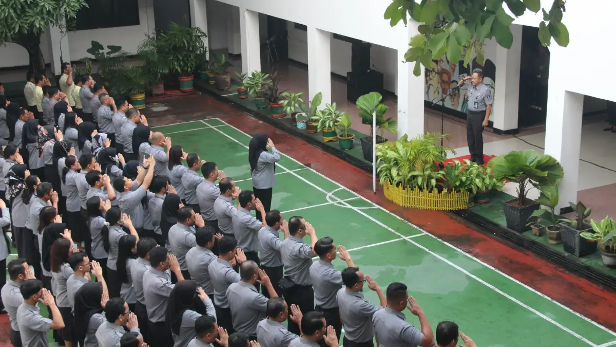 Kanwil Kemenkum Sulteng menggelar apel pagi yang diikuti oleh seluruh pejabat dan pegawai sebagai bentuk penguatan disiplin, peningkatan etos kerja, serta komitmen dalam memberikan pelayanan hukum yang berkualitas kepada masyarakat, Senin (6/7/2026).