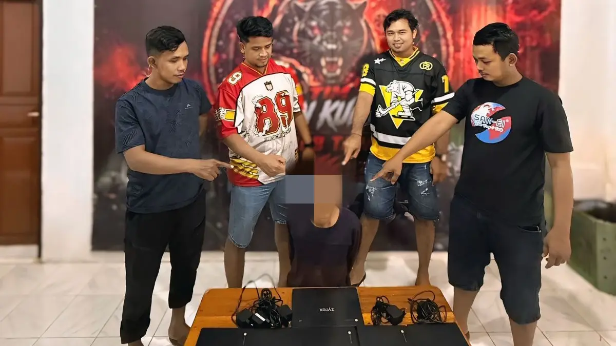 Kasus pencurian di SMP Karya Bhakti Mamboro berhasil diungkap Polsek Tawaeli. Seorang tersangka diamankan bersama enam unit Chromebook yang diduga hasil tindak pidana.