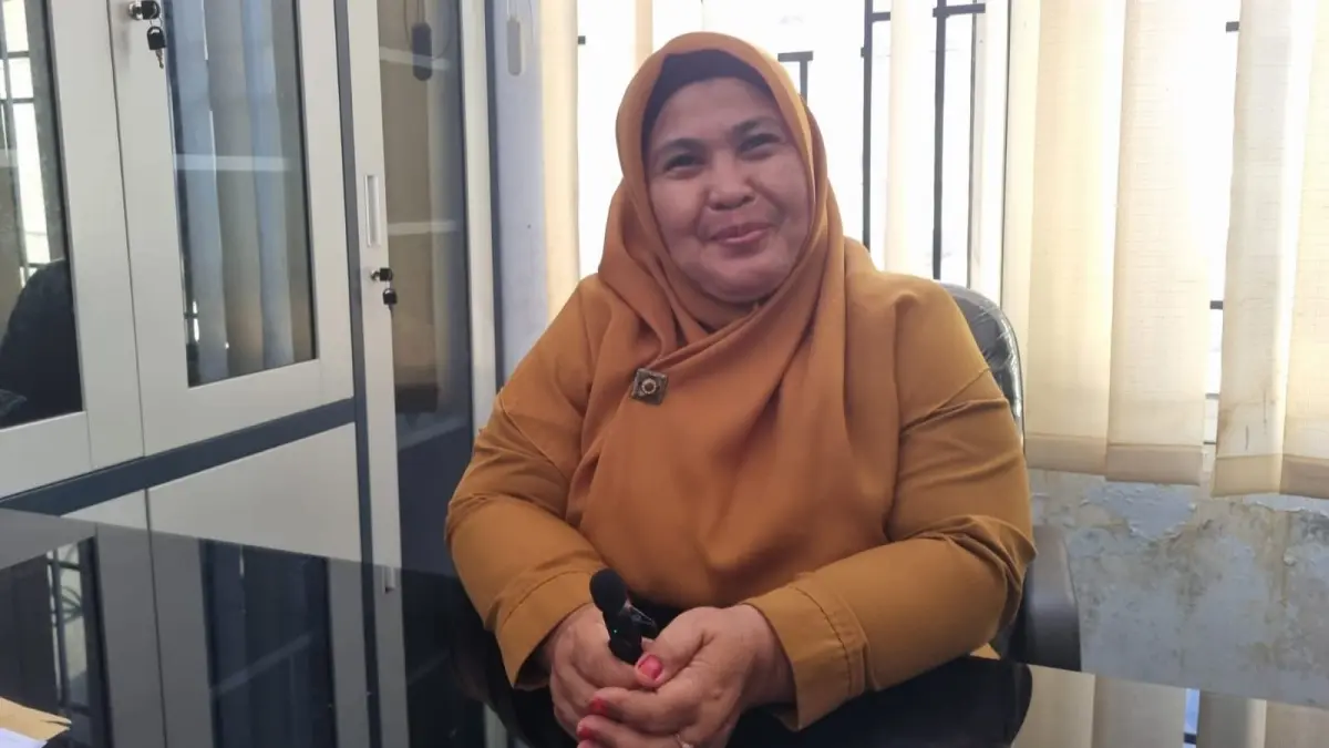 Kepala Tata Usaha UPTD PJU, Asfiani Lataha, memberikan keterangan terkait proses evakuasi tiang lampu Jalan L. Gadi yang rusak serta rencana pengadaan tiang pengganti, Senin (6/7). Foto: Moh Fathahila/Radar Palu