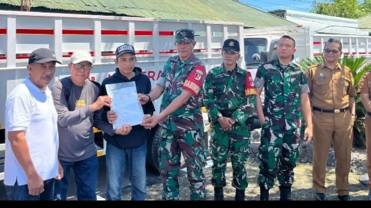 SERAHKAN: Dandim 1305 Buol Tolitoli, Letkol Inf. Aryanto Rolando, menyerahkan secara simbolis bantuan mobil truk Hyno kepada pengelolan Koperasi Merahputih di Kelurahan dan Desa di Kabupaten Buol dan Tolitoli.(FOTO: ISTIMEWA/RADAR PALU). 