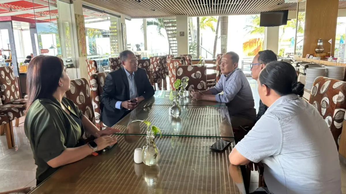 BINCANG SANTAI: General Manager Swiss-Belhotel Silae Palu, Firman Sudi Permana (dua dari kiri), berbincang dengan Direktur Jawa Pos Radar Palu, Murthalib, dalam pertemuan yang membahas penguatan kolaborasi media dan promosi berbagai program Swiss-Belhotel Silae Palu. FOTO: TASWIN
