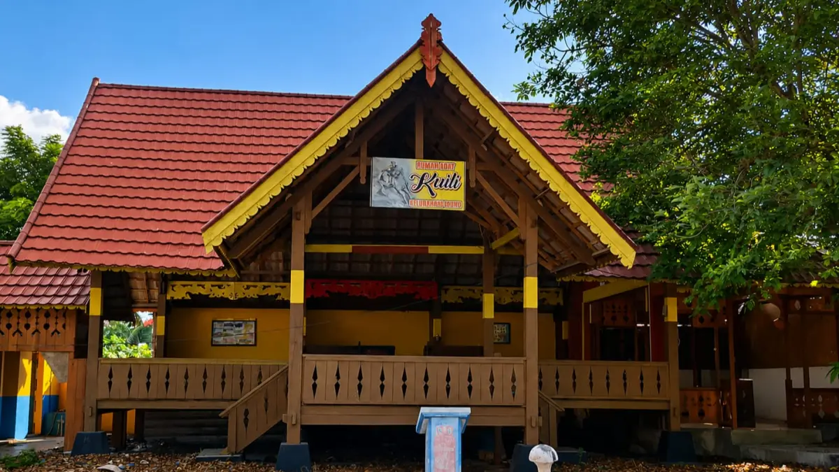Suasana Rumah Adat Kaili di Kelurahan Nunu, Kota Palu, yang mulai terbengkalai akibat minimnya perawatan. Lembaga Adat berharap kawasan tersebut kembali dihidupkan sebagai pusat kegiatan budaya dan destinasi wisata. Foto: Annisa Tri Yusnida/ Radar Palu