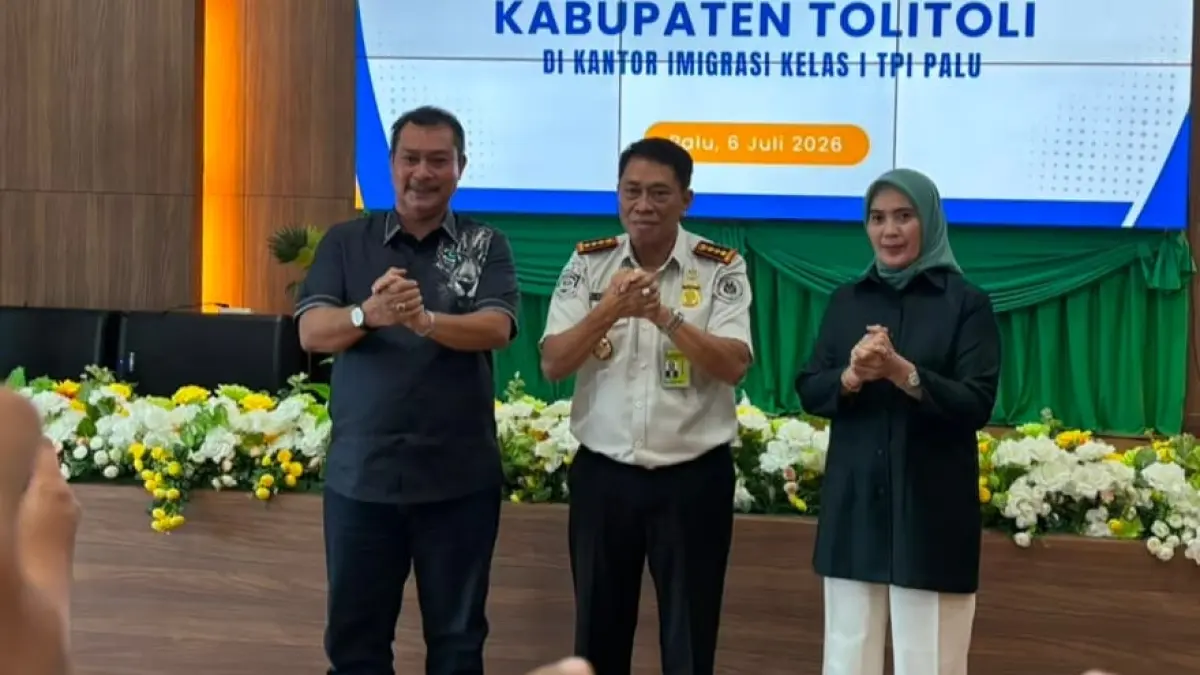 Bupati Tolitoli Amran Hi Yahya (kiri) mengunjungi Kantor Imigrasi Kelas I TPI Palu untuk membahas hibah lahan sebagai langkah percepatan pembangunan Kantor Imigrasi di Kabupaten Tolitoli. Foto: Taswin/Radar Palu.