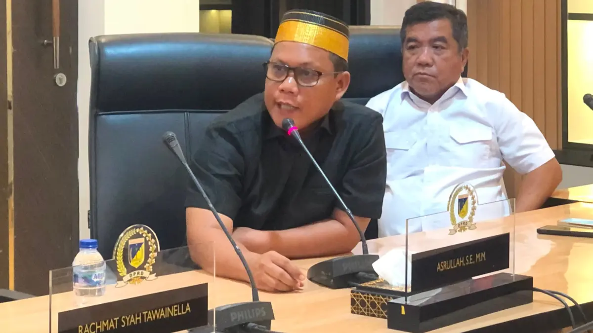 Anggota Komisi II DPRD Sulawesi Tengah, Asrullah, menyampaikan pandangannya dalam rapat pembahasan Raperda pertambangan di DPRD Sulawesi Tengah. Ia meminta pasal yang membuka ruang penggunaan alat berat dalam pertambangan rakyat dihapus agar tidak dimanfaatkan oleh pemodal besar. FOTO: ANNISA NURUL WIBDY&nbsp;
