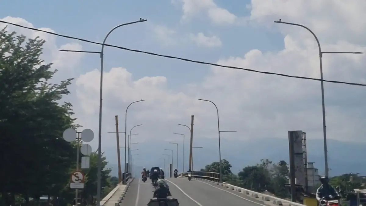 Kepala Tata Usaha UPTD Penerangan Jalan Umum (PJU), Jembatan Lalove Kota Palu, saat ditemui, yang kini perbaikan terkendala jaringan listrik bawah tanah dan faktor teknis di lapangan. (MOH FATHAHILA)