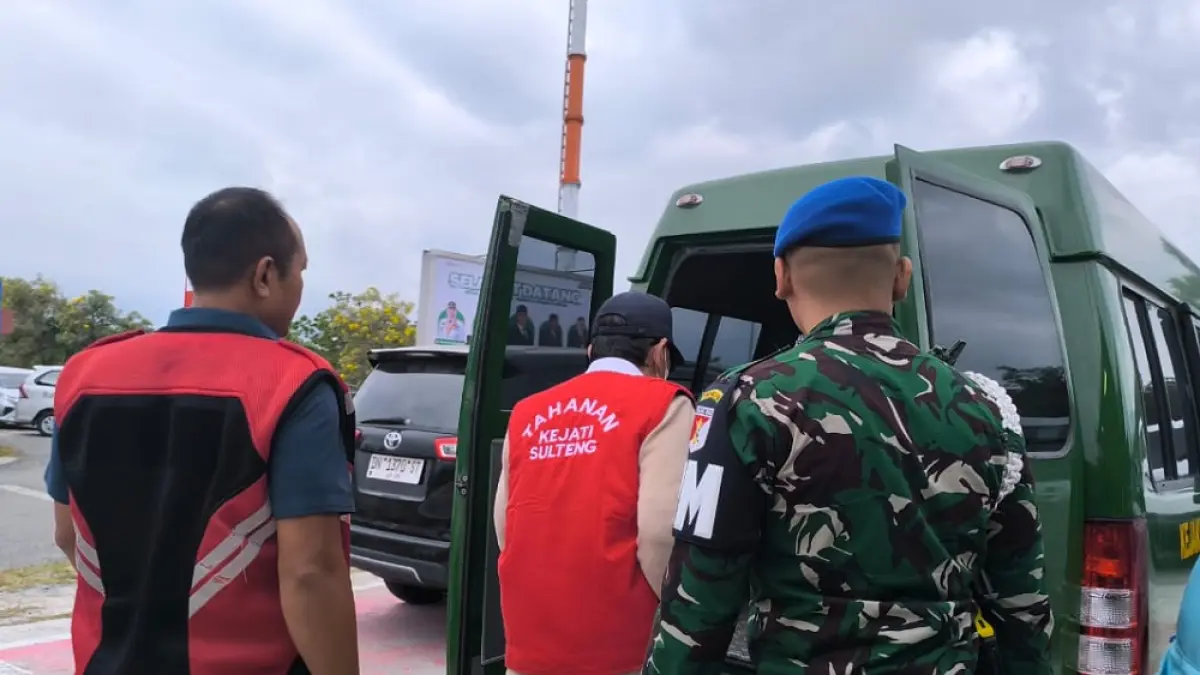 SAAT DITAHAN : Mantan Pj Bupati Morowali Rahmansyah saat digiring petugas Kejaksaan Tinggi Sulawesi Tengah usai menjalani pemeriksaan dan resmi ditahan di Rutan Kelas II-A Maesa Palu pada Sabtu, (31/1/2026).(Dokumentasi Radar Palu)