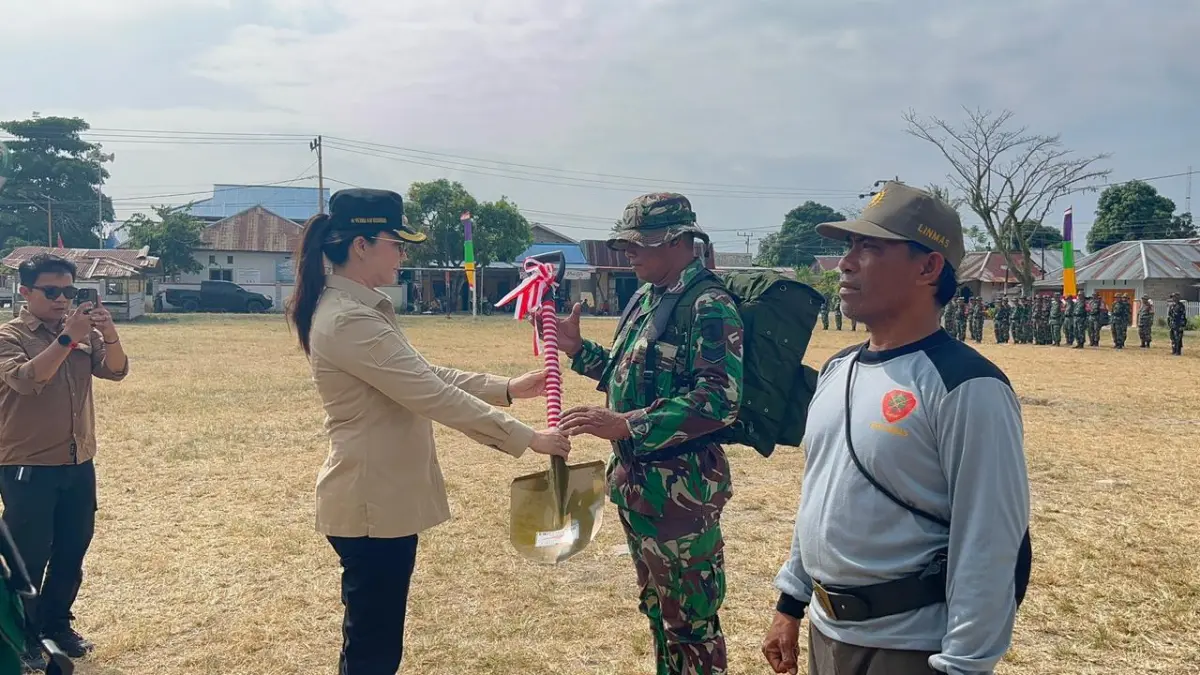 SERAHKAN: Bupati Poso, Verna Inkiriwang, menyerahkan alat kerja serbuan Teritorial TNI di Kabupaten Poso.(FOTO: BUDIYANTO WIHARTO/RADAR PALU).&nbsp;