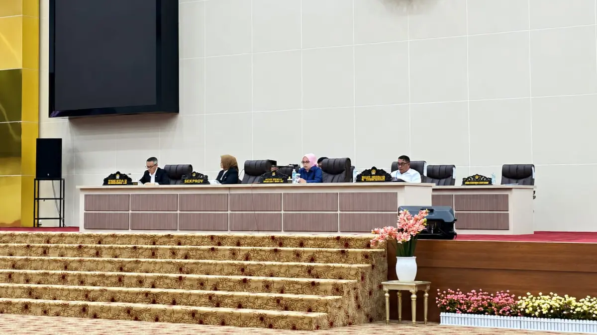 Suasana Rapat Paripurna DPRD Sulawesi Tengah di Ruang Sidang Utama DPRD Sulteng, Jalan Moh. Yamin, saat mengesahkan Perda tentang tata kelola penerimaan daerah dari keuntungan bersih perusahaan pemegang IUPK. FOTO: Annisa Nurul Wibdy/Radar Palu.
