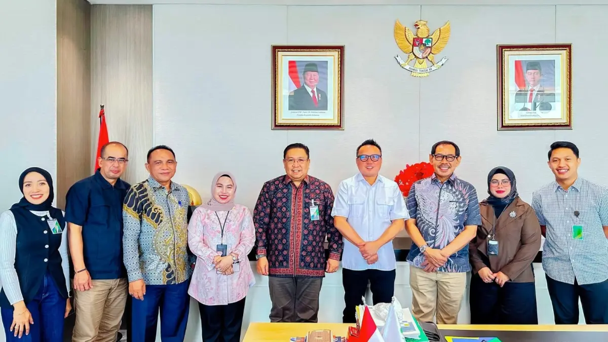 RAKOR: Bupati Delis Julkarson Hehi dan Sekkab Morowali Utara Musda Guntur bersama Dewan Pengawas dan jajaran BPJS Ketenagakerjaan usai rapat koordinasi di Gedung BPJS Ketenagakerjaan, Jalan HR Rasuna Said, Jakarta, Jumat (3/7/2026). (FOTO: ISTIMEWA/RADAR PALU)