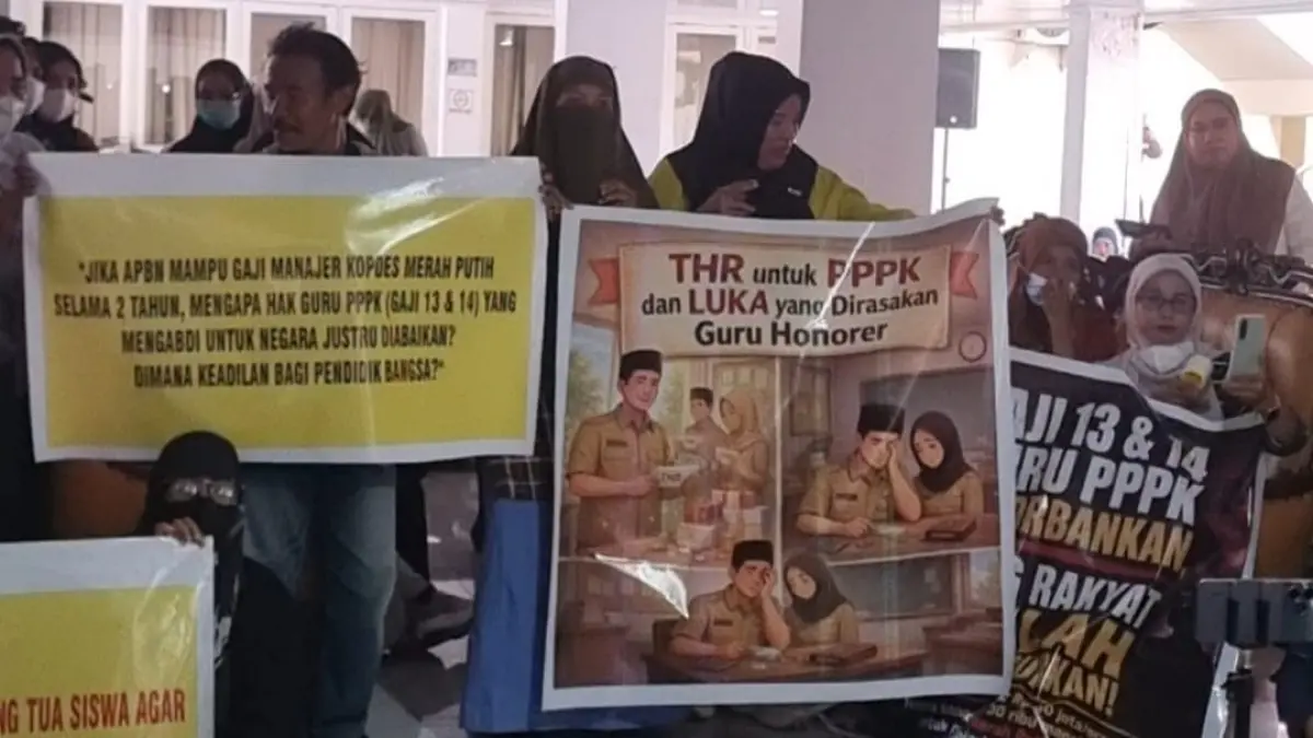 AKSI TUNTUT HAK: Guru PPPK, tenaga kesehatan, dan Aliansi Rakyat Bersatu menggelar aksi di depan Kantor Gubernur Sulawesi Tengah, Selasa (8/7/2026), menuntut pembayaran gaji ke-13 dan ke-14 yang hingga kini belum direalisasikan. (MOH. FATAHILLAH)