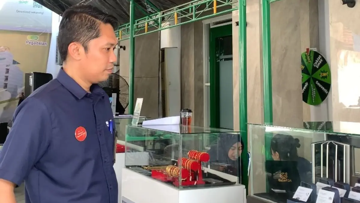 Deputy Bisnis PT Pegadaian Kantor Area Palu, Putra Aspin Rahmatullah saat menghampiri tenant-tenant yang ada di Bazar Emas. Rabu (8/7/2026).(RINA ABD HALIK)