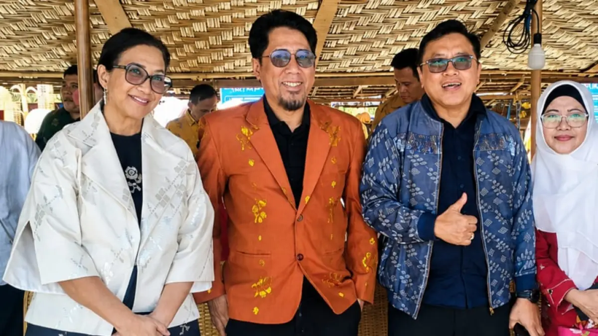 Kepala Dinas Pariwisata Sulawesi Tengah Diah Agustiningsih (Kiri) bersama Kepala OPD lainnya dalam Festival Buya Subi di Desa Towale, Kabupaten Donggala. Festival ini menjadi bagian dari promosi Tenun Donggala ke pasar FOTO: ISTIMEWA&nbsp;