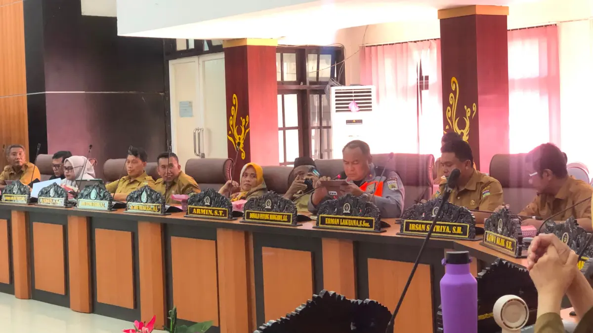 Kepala Dinas Perhubungan Kota Palu Trisno Yunianto memberikan penjelasan dalam rapat Panitia Khusus DPRD Kota Palu terkait penataan parkir di ruas jalan nasional, Selasa (7/7/2026). FOTO: Annisa Nurul Wibdy/Radar Palu