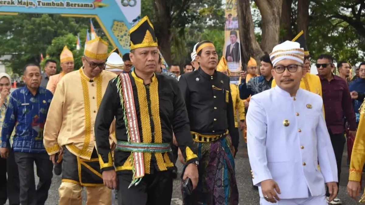 Kepala Kantor Wilayah Kementerian Hukum Sulawesi Tengah, Rakhmat Renaldy (kiri), saat menghadiri Upacara Peringatan Hari Ulang Tahun (HUT) ke-66 Kabupaten Banggai yang berlangsung khidmat di Lapangan Mirqan Halimun, Luwuk, Selasa (8/7).
