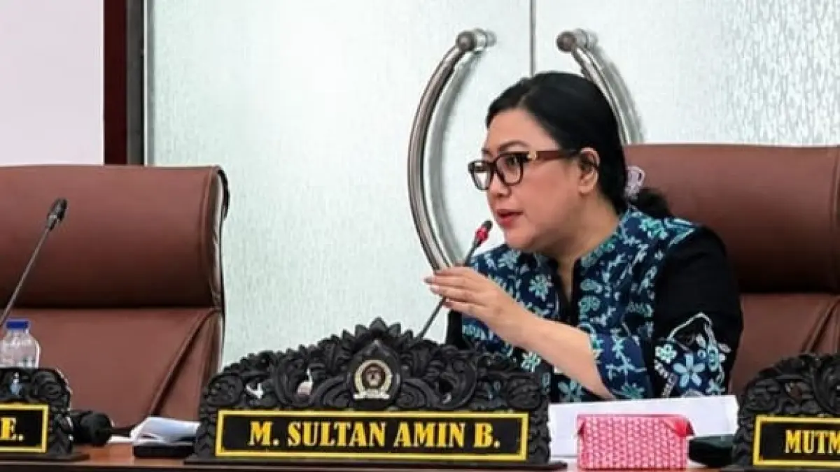 Ketua Panitia Khusus DPRD Kota Palu Ratna Mayasari Agan memimpin rapat pembahasan Ranperda Pertanggungjawaban Pelaksanaan APBD Tahun Anggaran 2025 di ruang rapat utama DPRD Kota Palu, Rabu (8/7/2026). (Annisa Nurul Wibdy/Radar Palu)