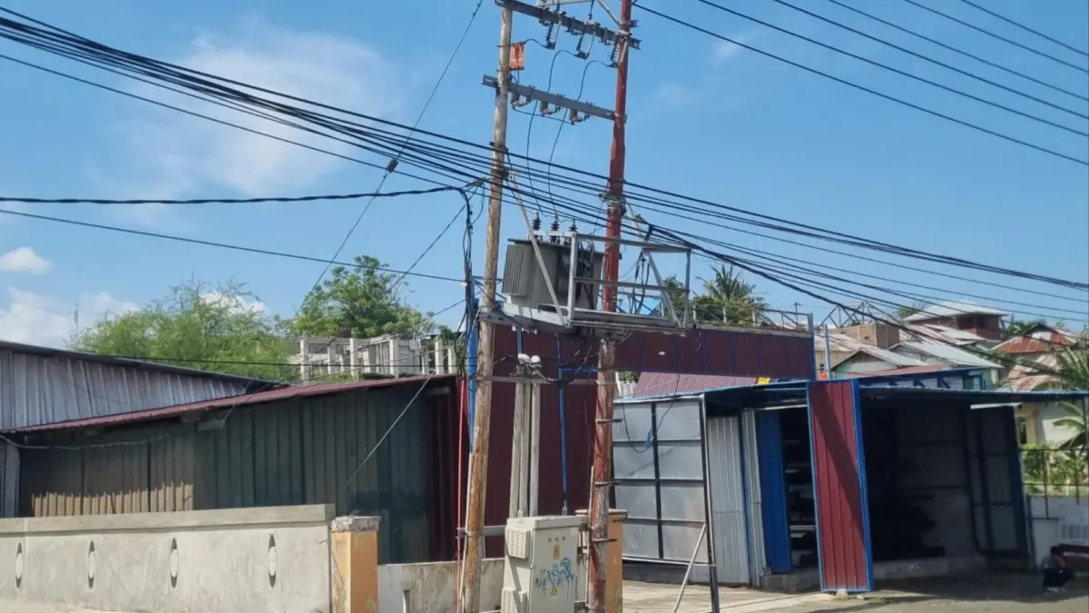 Kondisi tiang listrik di Jalan Soekarno Hatta, jalur dua, Kota Palu, yang terlihat miring sehingga menjadi perhatian pengguna jalan. (Moh Fathahila/Radar Palu)