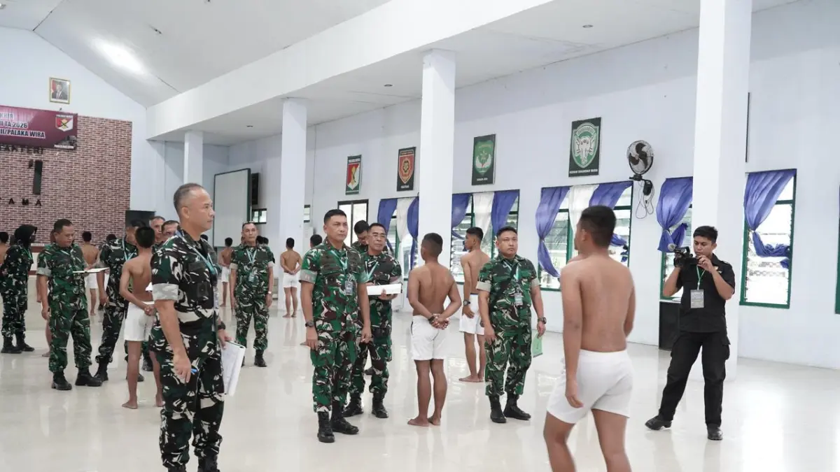 Pangdam XXIII/Palaka Wira Mayjen TNI J Binsar P. Sianipar meninjau langsung pelaksanaan Sidang Pantukhir Calon Tamtama Prajurit Karier Gelombang II TA 2026 di Palu.