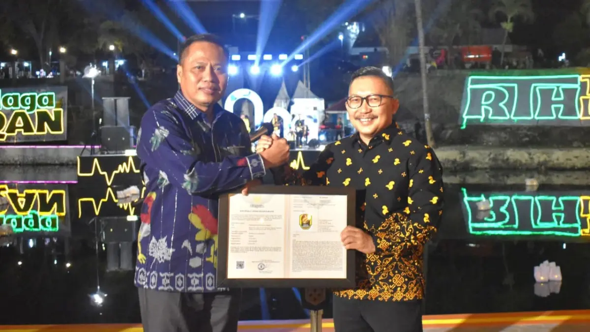 Penyerahan Sertifikat Indikasi Geografis (IG) Durian Nambo dalam rangkaian acara ramah tamah yang berlangsung di RTH Teluk Lalong, Selasa (7/7).