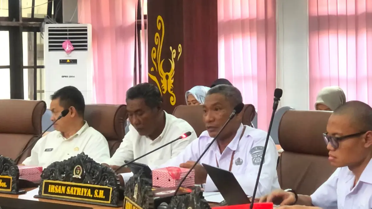 Plt Sekretaris Badan Pendapatan Daerah Kota Palu Syarifudin mengikuti rapat Pansus DPRD Kota Palu, Rabu (8/7/2026). (Annisa Nurul Wibdy/Radar Palu)