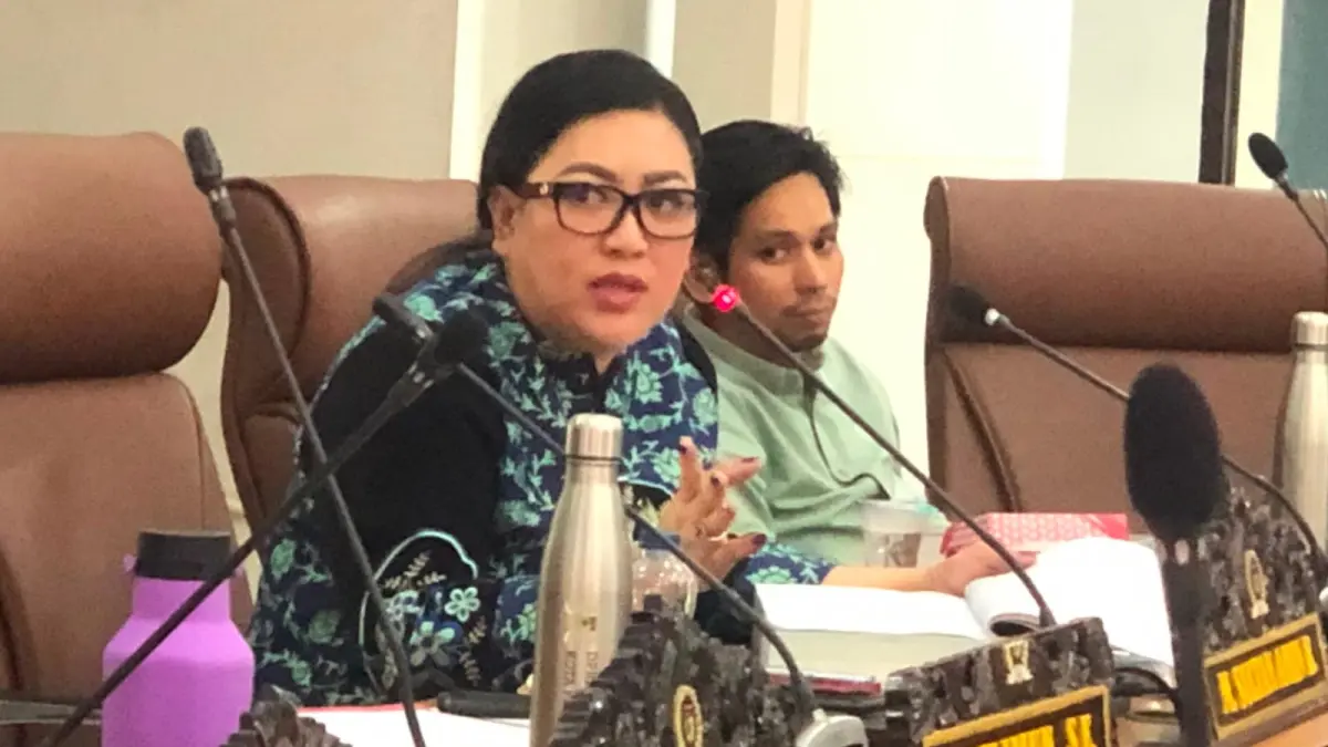 RAPAT PANSUS: Ketua Panitia Khusus DPRD Kota Palu Ratna Mayasari Agan memimpin rapat pembahasan pertanggungjawaban pelaksanaan APBD 2025 di ruang rapat utama DPRD Kota Palu, Rabu (8/7/2026). (Annisa Nurul Wibdy/Radar Palu)