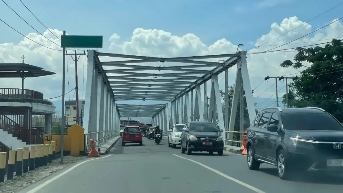 Situasi arus kendaraan di Jembatan III Palu yang hingga kini masih menerapkan sistem buka tutup. (RAFFY/RADAR PALU)