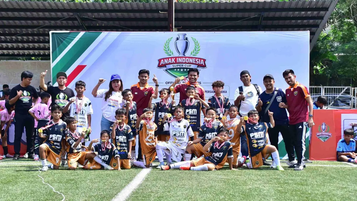 Skuad Sport United Poboya berfoto bersama usai menerima medali juara Anak Indonesia Super Cup. Kemenangan ini mengantarkan wakil Sulawesi Tengah melaju ke Indonesia Timur Super Cup. FOTO: IST