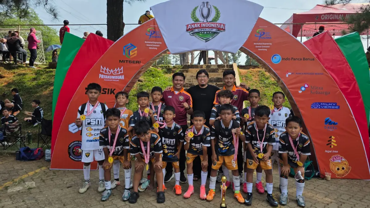 Tim Sport Academy Poboya U-11 berpose bersama sambil mengangkat trofi juara dan memamerkan medali usai menjuarai Indonesia Super Cup 2026 di Depok, Jawa Barat.