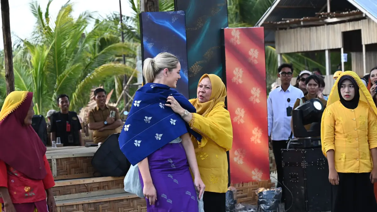 Wakil Gubernur Sulawesi Tengah Reny Lamadjido membuka Buya Subi Festival 2026 di Pantai Towale, Donggala, Selasa (7/7/2026), sekaligus mengusulkan pembentukan jurusan tenun di SMK untuk menjaga regenerasi perajin tenun Donggala. Ro. Adpim Sulteng&nbsp;