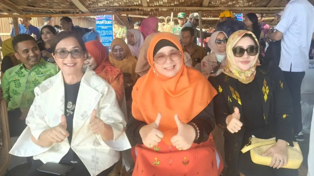 APRESIASI: Bunda Wiwik (tengah), bersama beberapa pejabat Pemprov Sulteng saat menghadiri kegiatan Buya Subi Festival 2026.(FOTO: HUMAS FRAKSI PKS DPRD SULTENG/RADAR PALU). 