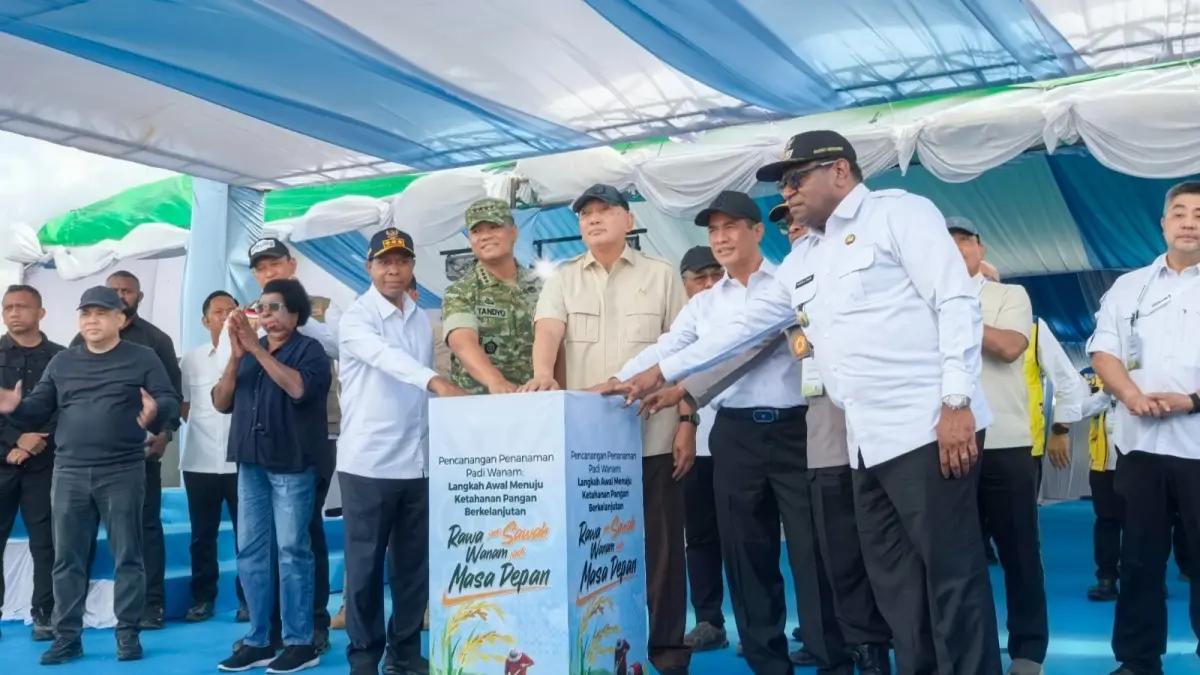 Menteri Pertanian Andi Amran Sulaiman bersama jajaran pemerintah mencanangkan pengembangan sawah di Kampung Wanam, Merauke, Papua Selatan. Program ini mendapat dukungan masyarakat untuk diperluas. Foto: Istimewa&nbsp;&nbsp;