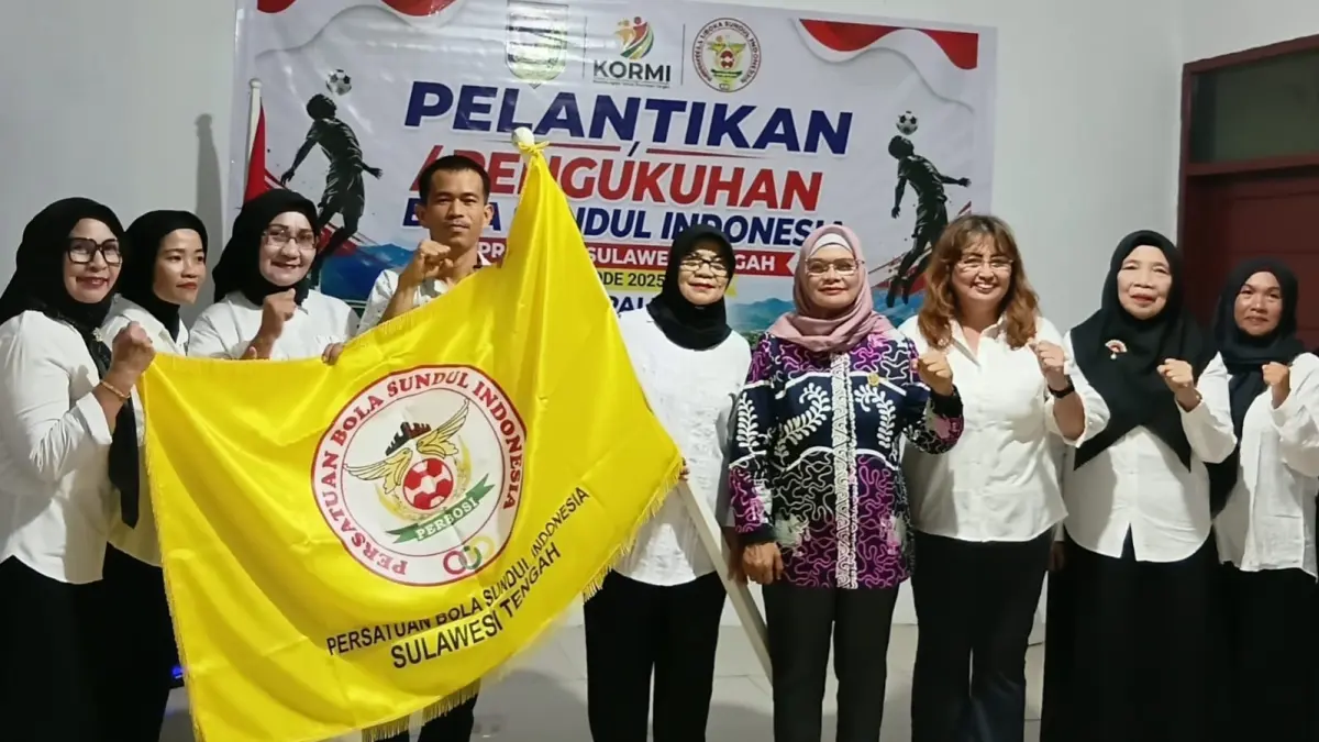 RESMI DILANTIK: Ketua Umum Perbosi (tengah) foto bersama pengurus Perbosi Sulteng yang baru dilantik. FOTO: AGUNG