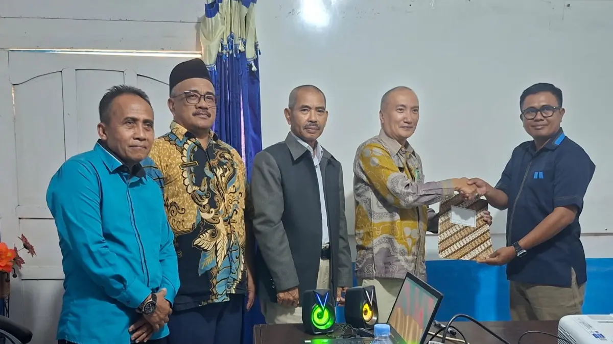 SERTIJAB: Tampak Sekkab Buol Moh. Yamin Rahim menyaksikan langsung sertijab Direktur PDAM Motanang, Kabupaten Buol yang baru.(FOTO: DINAS KOMINFO BUOL/RADAR PALU).