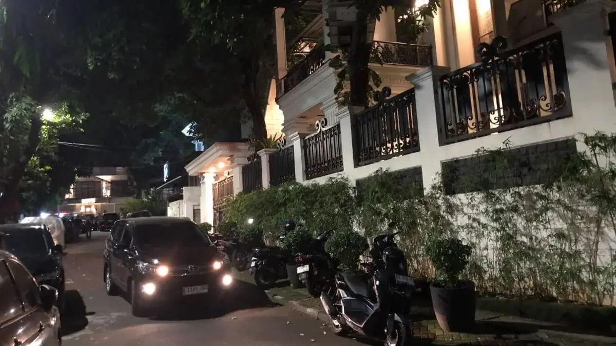 Suasana di sekitar kediaman JAM Pidsus Febrie Adriansyah di Kebayoran Baru menjadi perhatian publik saat penggeledahan di 12 lokasi tengah berlangsung Rabu malam (8/7). (Sahrul Yunizar/JawaPos.com)