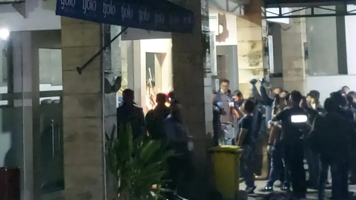 Petugas gabungan Kortastipidkor Polri dan Polda Metro Jaya melakukan penggeledahan di sebuah ruko tiga lantai di Cipete Selatan, Jakarta Selatan, Jumat (10/7) dini hari. Sejumlah dokumen dan perangkat komputer diamankan sebagai bagian dari penyidikan dugaan korupsi dan tindak pidana pencucian uang (TPPU). Foto: JawaPos.com.