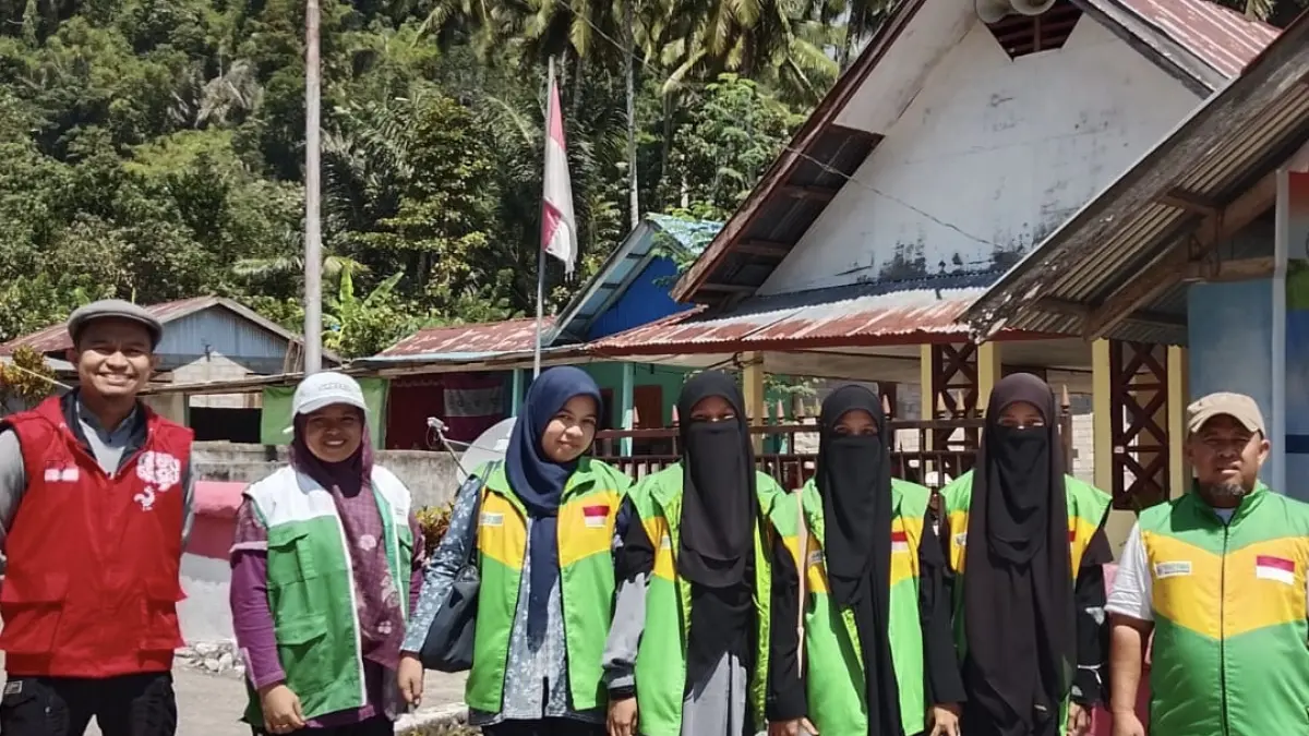 PARA RELAWAN: Tim Kampung Dongeng Kota Palu bersama pendongeng Indrid (paling kiri) dan relawan Yakesma Sulteng bersama Kepala Cabang Yakesma Sulteng, Haris Anwar (paling kanan) terjun langsung ke Desa Kadidia untuk membawa kembali kegembiraan pada wajah anak-anak pascabencana yang melanda.(Foto: dokumentasi Yakesma Sulteng).