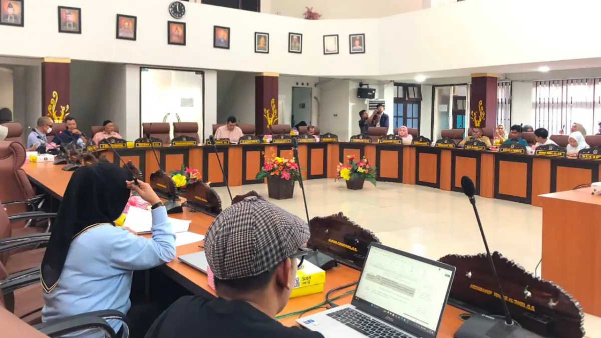 Ketua DPRD Kota Palu Rico Andi Tjatjo Djanggola memimpin rapat Banmus yang memutuskan penundaan rapat paripurna demi memastikan kuorum anggota dewan terpenuhi. (ANNISA NURUL WIBDY/RADAR PALU)