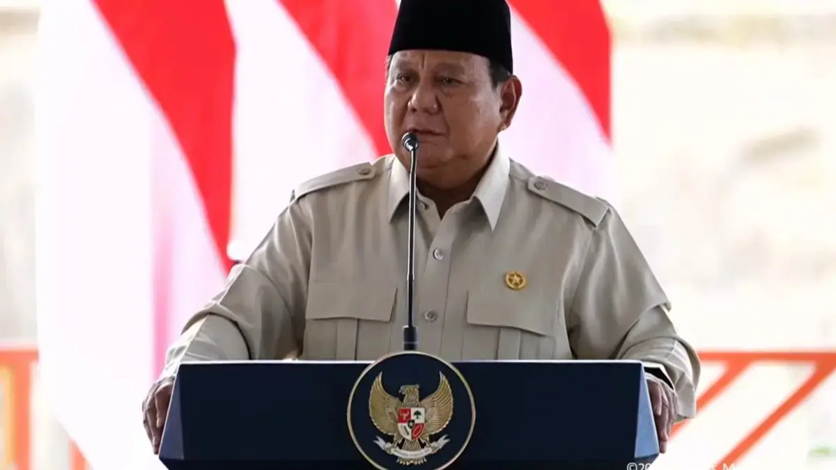 Presiden Prabowo Subianto menyampaikan pidato saat meresmikan lima bendungan di Lombok Barat, Jumat (10/7/2026), sekaligus mengingatkan aparatur negara agar selalu mengutamakan kepentingan rakyat. (Jawa Pos)